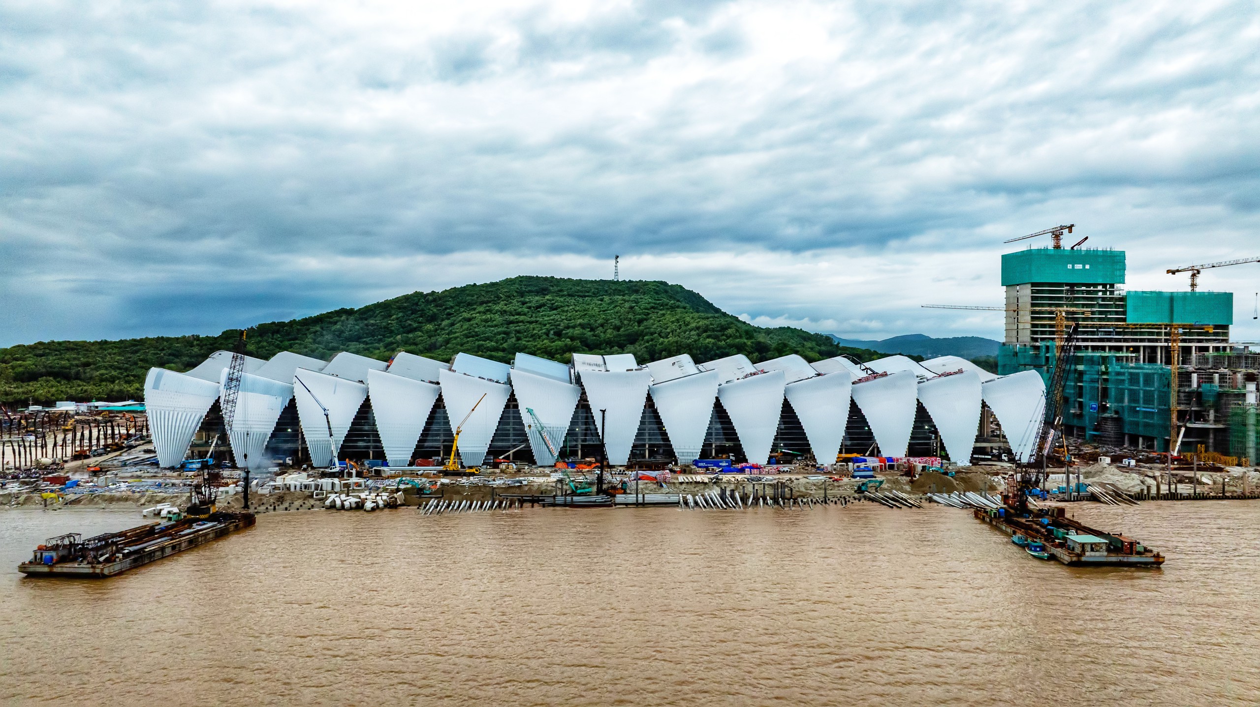 Trung tâm Hội nghị và Triển lãm APEC 2027 Phú Quốc thi công ban đêm