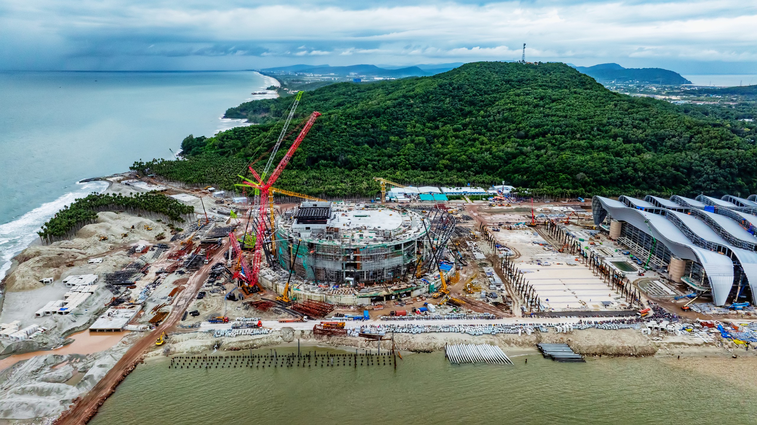 Toàn cảnh công trường Trung tâm Hội nghị và Nhà biểu diễn đa năng APEC 2027 Phú Quốc