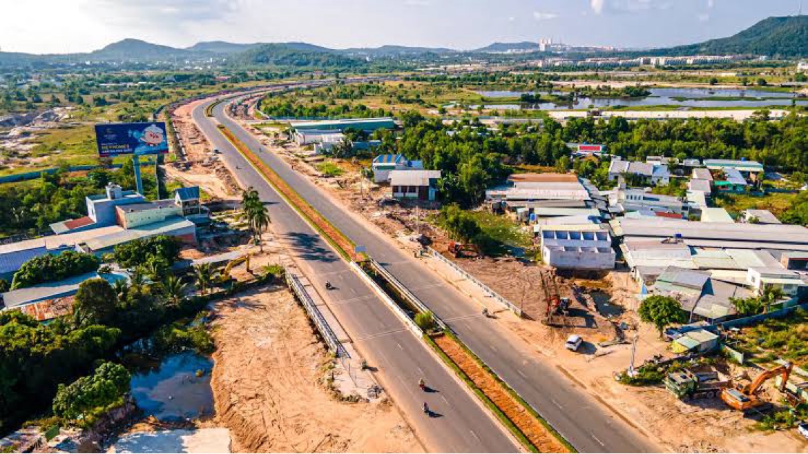 Trục đường lớn tại Phú Quốc — cần tra chỉ giới đường đỏ và hành lang của chính thửa.